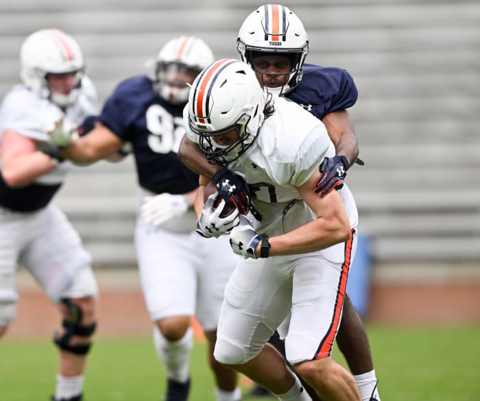 Brandon Frazier (87) catches the ball behind defender Tony Huntley Jr.Auburn FB scrimmage on Saturday, April 2, 2022 in Auburn, Ala.Todd Van Emst/AU Athletics